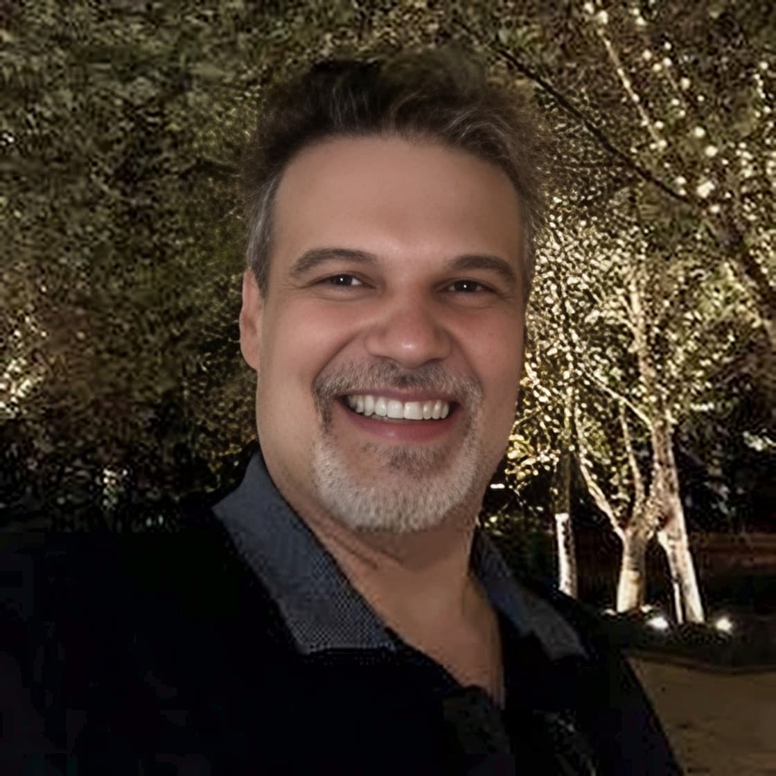 Roberto Sousa, fundador do AgendarSaúde, sorrindo