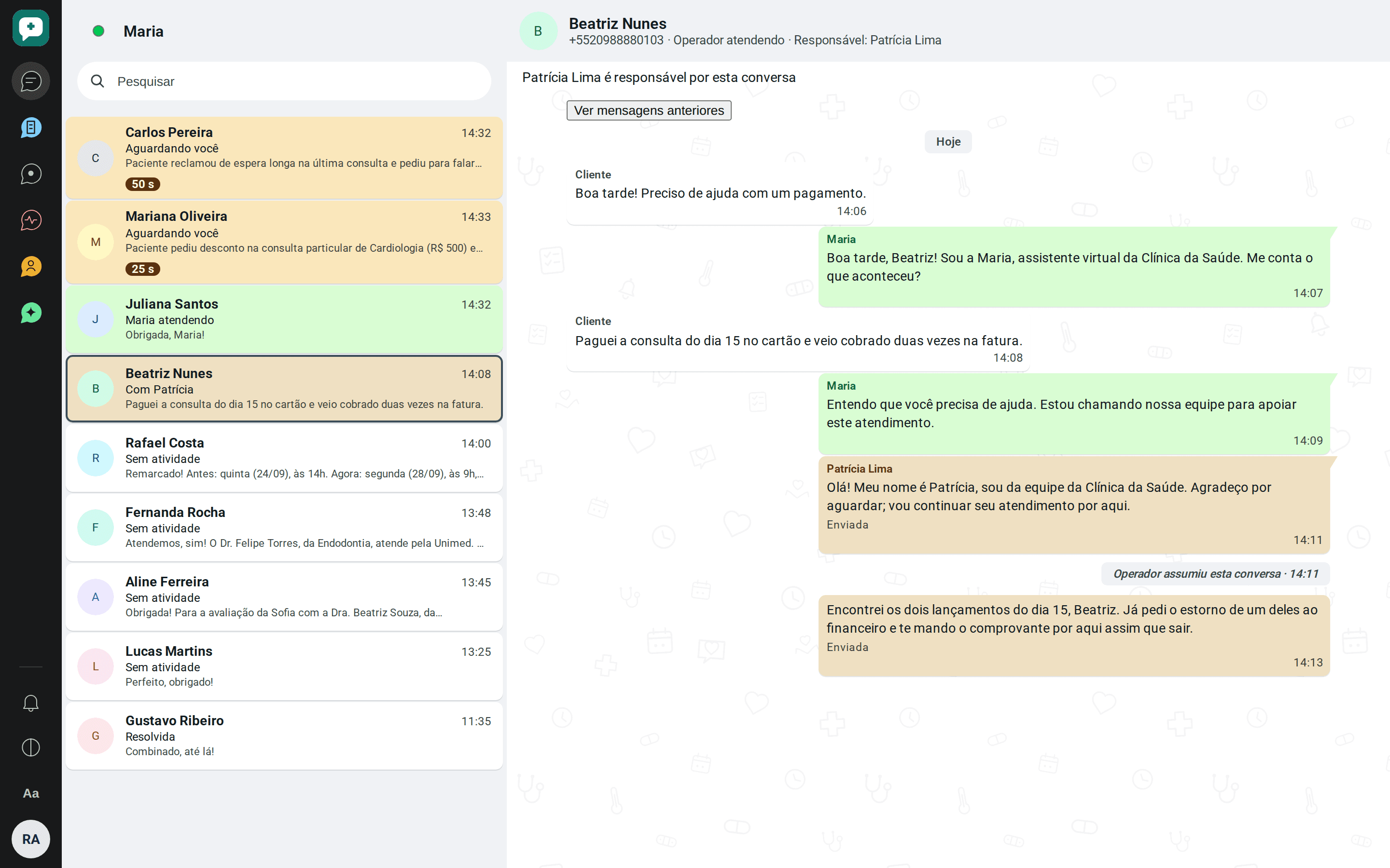 Painel do Operador com a fila de conversas: duas pacientes aguardam a equipe em amarelo, com o resumo da Maria; a conversa aberta mostra a Patrícia, da recepção, que assumiu o atendimento, se apresentou e respondeu.