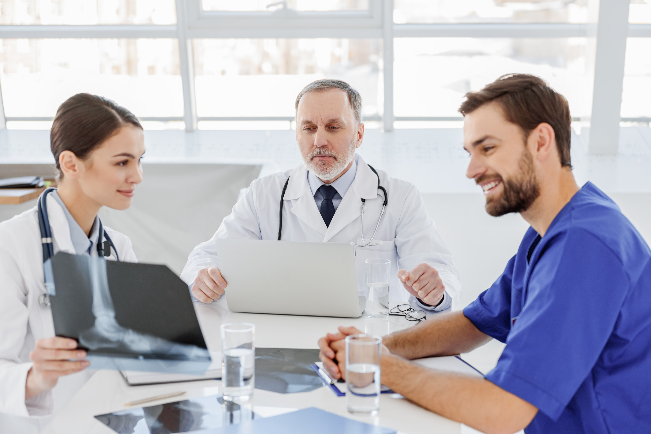 Liderança eficaz em consultórios médicos: 5 estratégias para otimizar resultados e melhorar a satisfação da equipe