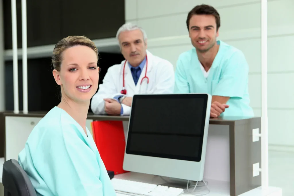 Qual o impacto de um software médico na redução de faltas?