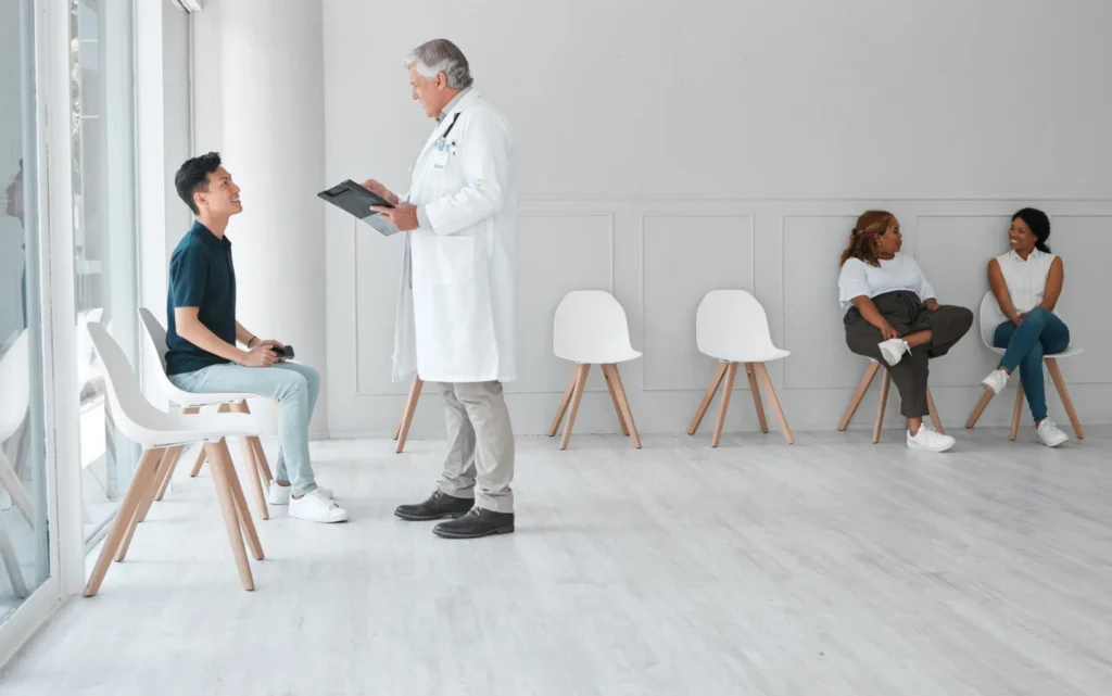 Como o absenteísmo impacta a qualidade do atendimento e a saúde dos pacientes?