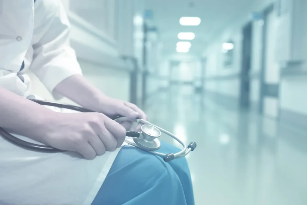 Quais estratégias podem ser adotadas para reduzir o absenteísmo em consultórios particulares?